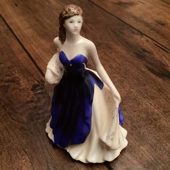 Royal Doulton Pretty Ladies Loved One figurine HN5147 - Picture 1 of 5